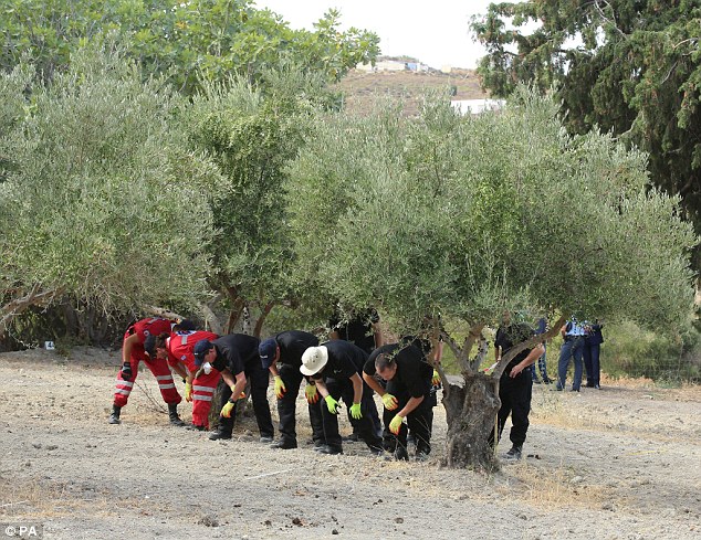 Κως: Οι Βρετανοί αστυνομικοί εξετάζουν την περιοχή γύρω από ένα δέντρο που φυτεύτηκε το 1991 - Media