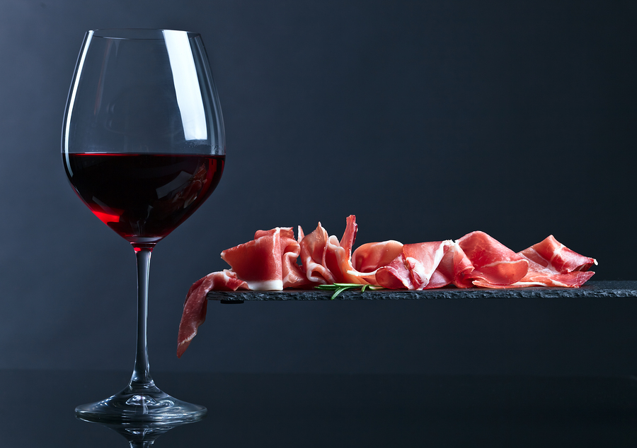 Γιατί πρέπει το κόκκινο κρέας να συνδυάζεται πάντα με κόκκινο κρασί - Media