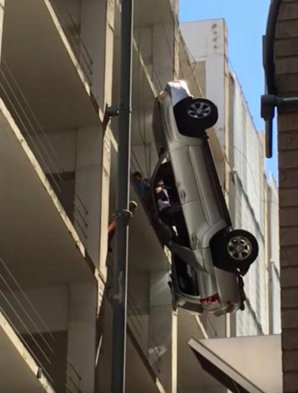 Έκανε λάθος στο παρκάρισμα και έπεσε με το αμάξι του από τον 9ο όροφο - Δείτε πως επέζησε (Photo) - Media