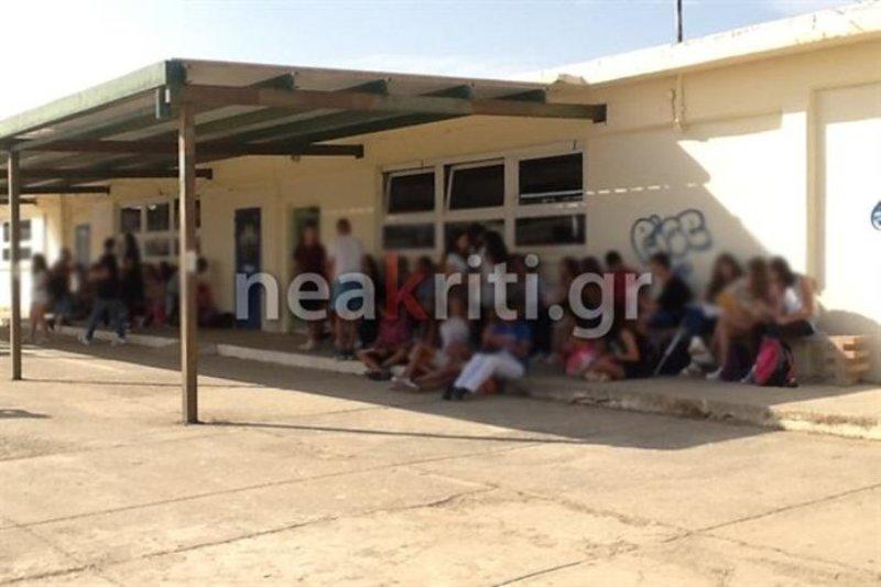 Εικόνες ντροπής: Μαθητές στο Ηράκλειο κάνουν μάθημα σε παγκάκι! (Photos - Video) - Media
