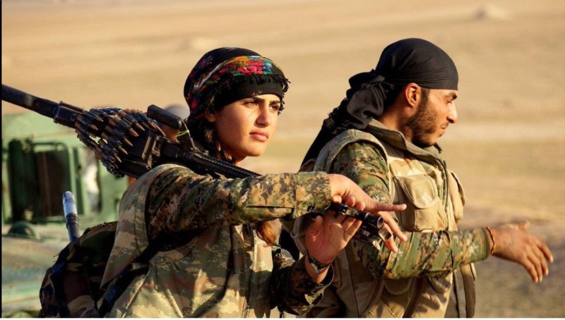 Σκοτώθηκε ενώ πολεμούσε το ISIS, η πανέμορφη Κούρδη Άζια Ραμαζάν – Την παρομοίαζαν με την Αντζελίνα Τζολί   - Media
