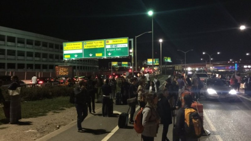 Πανικός στη Νέα Υόρκη: Εκκενώθηκε τερματικός του αεροδρομίου Λαγκουάρντια (Photos - Video) - Media