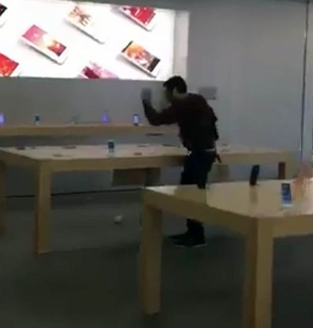 Απίστευτος βανδαλισμός σε μαγαζί της Apple: Άγνωστος διέλυσε όλα τα iPhone και μετά έφυγε ανενόχλητος (Video) - Media