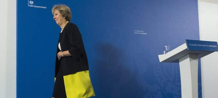 Γιατί είπαν στην Μέι να πετάξει τα ψηλοτάκουνα και να αλλάξει παπούτσια (Photos) - Media