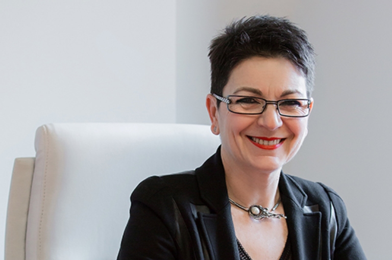 Σκληρή απάντηση της συζύγου του Γ. Στουρνάρα για εμπλοκή του ονόματός της στην υπόθεση Novartis - Media