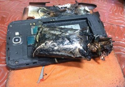 Ένα κινητό Samsung άρχισε να βγάζει καπνούς και σπίθες κατά τη διάρκεια πτήσης - Media