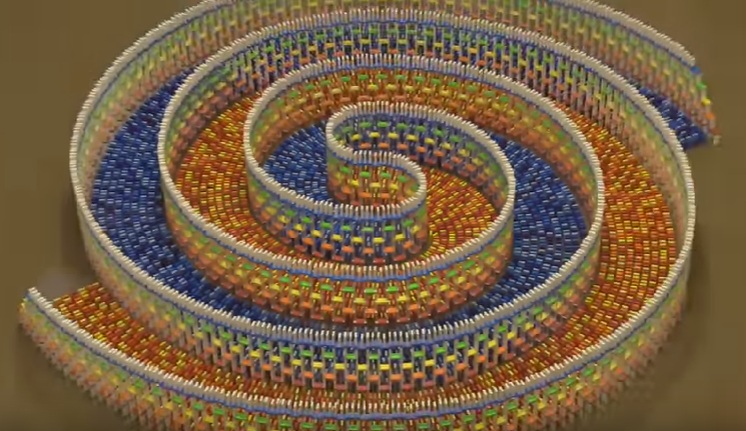 Δείτε πώς πέφτει μια τριπλή σπείρα από 15.000 ντόμινο (Photos) - Media