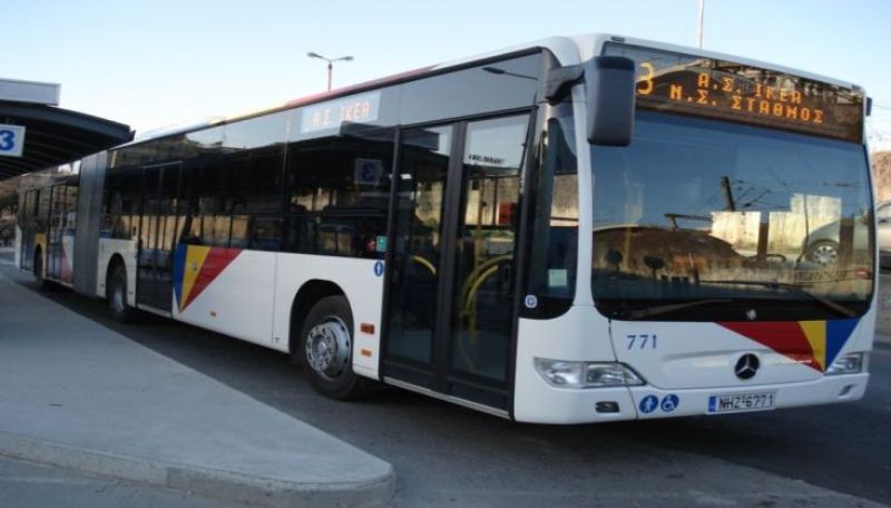 Οδηγός λεωφορείου στη Θεσσαλονίκη χειροκροτήθηκε από τους επιβάτες γιατί βοήθησε μητέρα πρόσφυγα και το μωρό της - Media