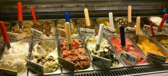 Δεν του άρεσε η γεύση του παγωτού και πήγε να τους μαχαιρώσει - Media