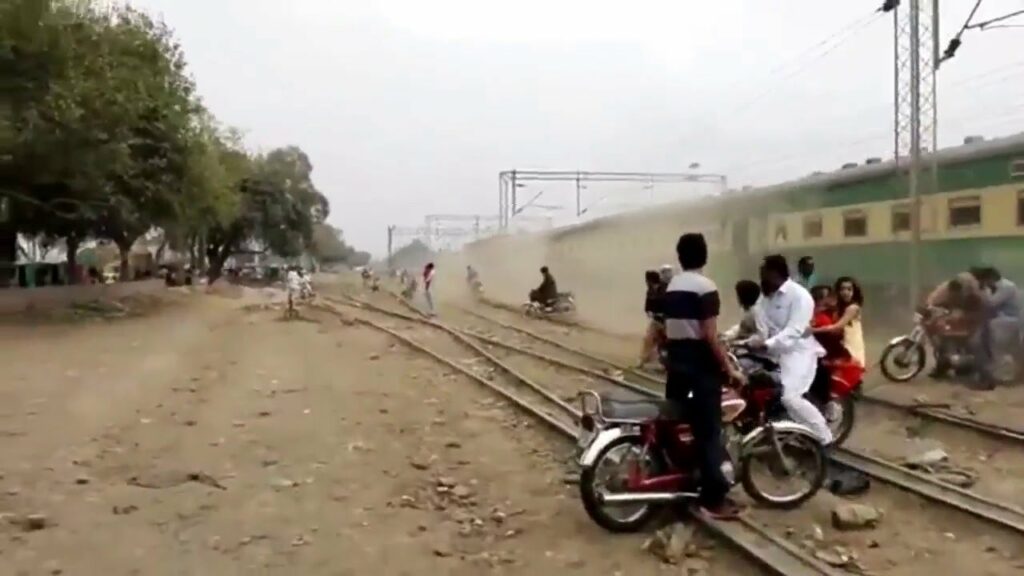 Πακιστάν: Πολύνεκρη σύγκρουση τρένων - Media