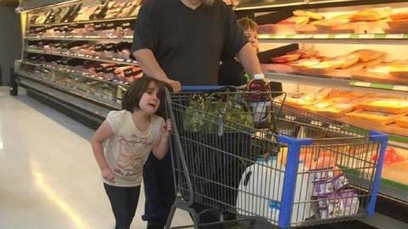 Πατέρας σέρνει από τα μαλλιά τη κόρη του μέσα σε σουπερμάρκετ για… τιμωρία (Photos) - Media