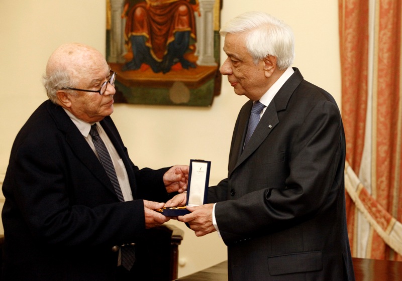 Ο ΠτΔ απένειμε το Χρυσό Σταυρό του Τάγματος του Φοίνικα στον θρυλικό ΚΥΡ - Media