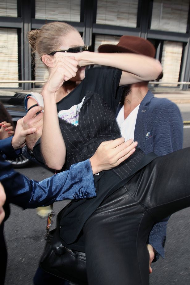 Άγνωστος επιτέθηκε στο μοντέλο Gigi Hadid - Την έπιασε από τη μέση, τη σήκωσε στον αέρα και αυτή του έριξε αγκωνιά (Video) - Media
