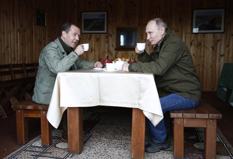 Διήμερη απόδραση για Πούτιν και Μεντβέντεφ- Πήγαν για ψάρεμα (Photos - Video) - Media