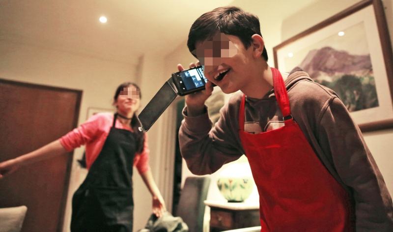 Ασυνόδευτα προσφυγόπουλα βρίσκουν στέγη στην Ελλάδα - Τι περιγράφει ζευγάρι Ελλήνων που τα φιλοξένησε (Photos) - Media