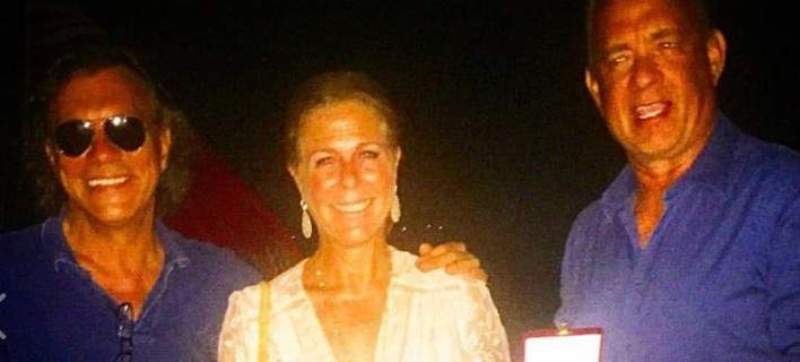 Ο Ηλίας Ψινάκης βράβευσε τον Τομ Χανκς και τη σύζυγό του (Photo) - Media