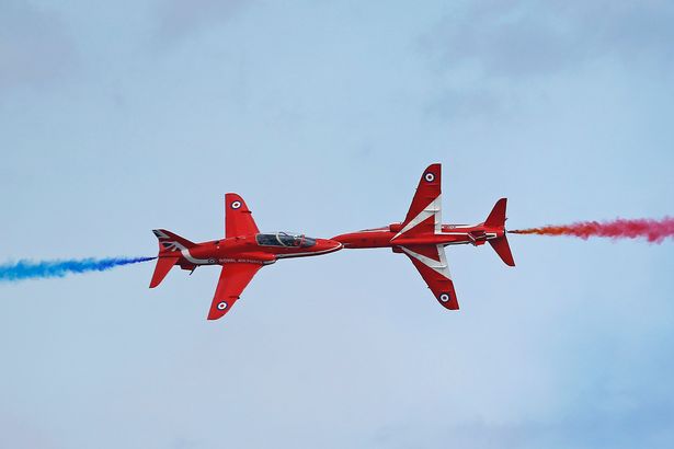 Μαγικό βίντεο από έναν πιλότο - Δείτε από κοντά τα διάσημα «Red Arrows» να πετάνε σε σχηματισμό - Media