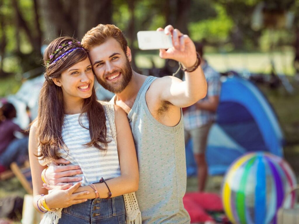 Εάν σας ενδιαφέρει η σχέση σας, σταματήστε να τραβάτε… selfies - Media