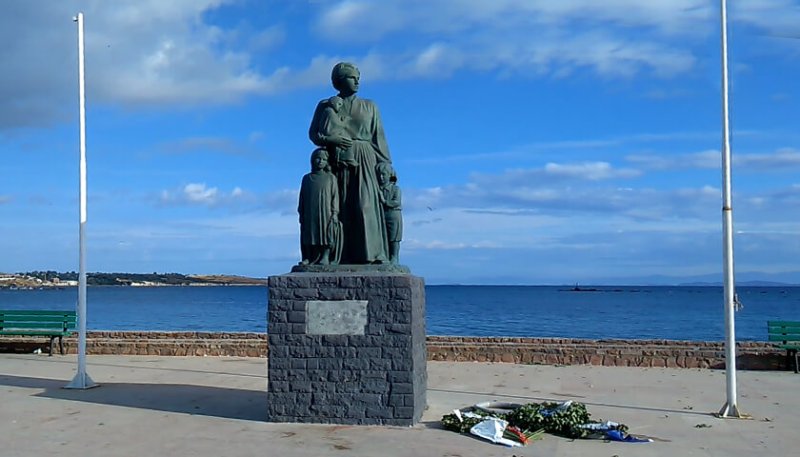 Λέσβος: Κατέβασαν και πέταξαν στη θάλασσα την ελληνική σημαία (Video) - Media