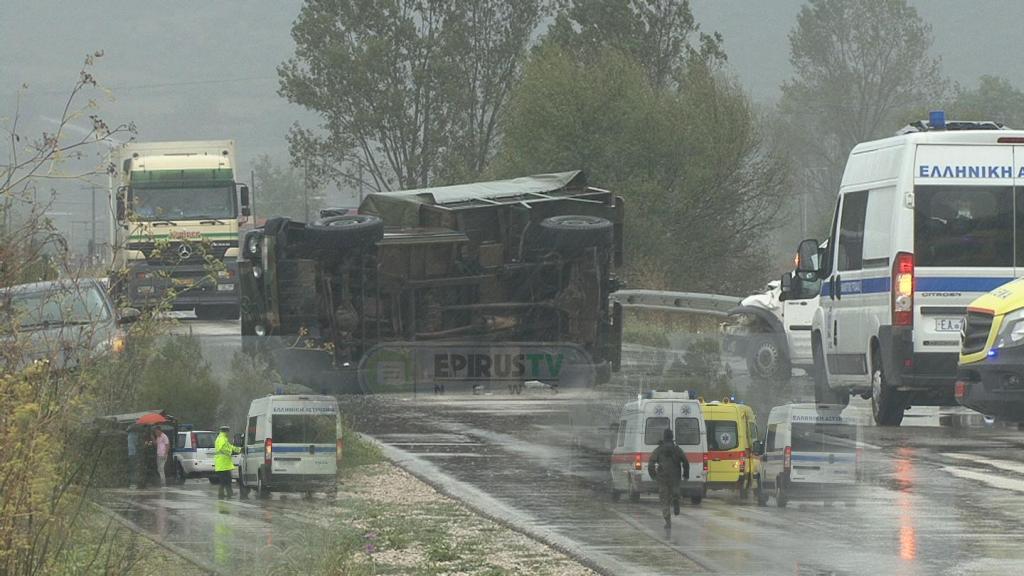 Ανετράπη στρατιωτικό όχημα στα Ιωάννινα (Video) - Media