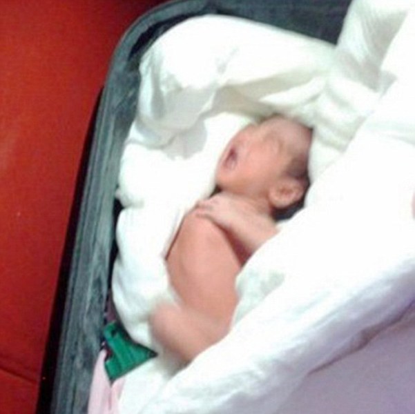 Γυναίκα έβαλε νεογέννητο μωρό σε βαλίτσα – Μέσα υπήρχε και ο σκελετός άλλου βρέφους - Media