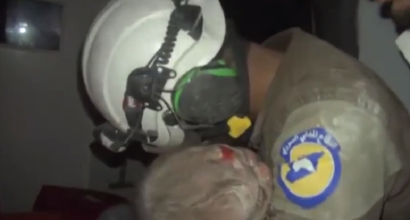 Συγκλονιστική στιγμή: Διασώστης ξέσπασε σε λυγμούς όταν έσωσε ένα νεογέννητο κοριτσάκι που ήταν παγιδευμένο κάτω από τα ερείπια (Video) - Media