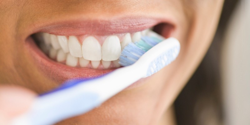 Κι όμως το κάνεις λάθος: Πόσο συχνά και για πόση ώρα πρέπει να βουρτσίζουμε τα δόντια μας; - Media