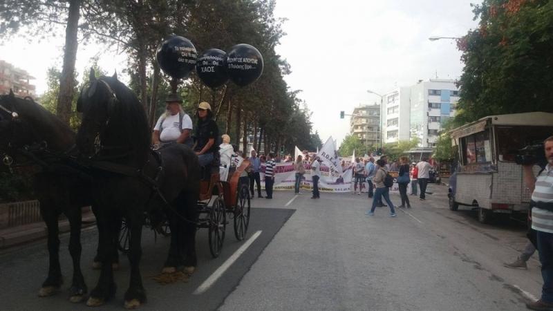 Διαμαρτυρία στη Θεσσαλονίκη με… κάρο και άλογα από τα μέλη της ΠΟΕΔΗΝ (Photos) - Media