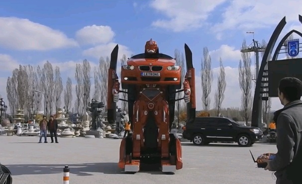 Μετέτρεψαν ένα αυτοκίνητο σε πραγματικό Transformer (Video) - Media