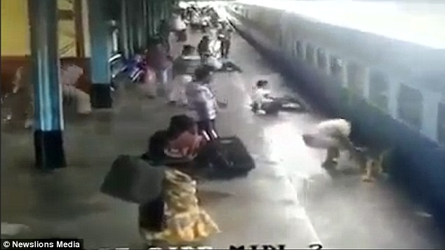 Δεν πρόσεξε το κενό ανάμεσα στο τρένο και την πλατφόρμα και… σώθηκε από θαύμα (Video) - Media