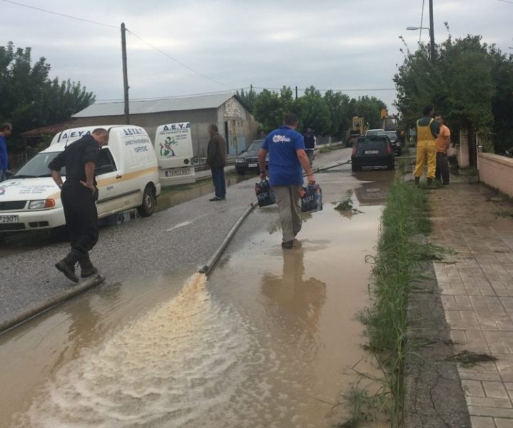 Πρόσφυγες βοηθούν πλημμυροπαθείς στα Τρίκαλα - Media