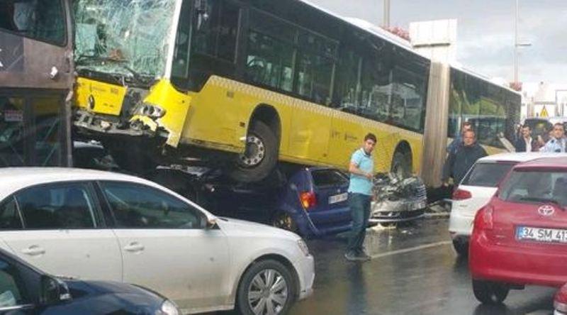 Απίστευτο τροχαίο στην Τουρκία: Λεωφορείο «καβάλησε» αυτοκίνητα (Photos - Video) - Media