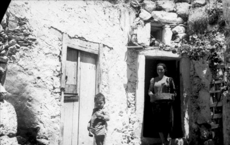 Οι Ναζί φωτογράφιζαν την Κρήτη σαν τουρίστες λίγο πριν την αιματοκυλήσουν  (Photos) - Media