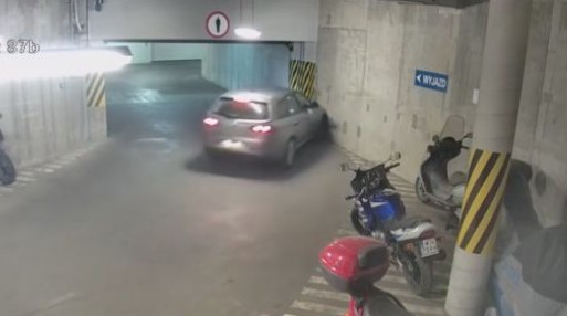 Το νέο viral βίντεο: Μεθυσμένος οδηγός προσπαθεί να βγει από το πάρκινγ - Media
