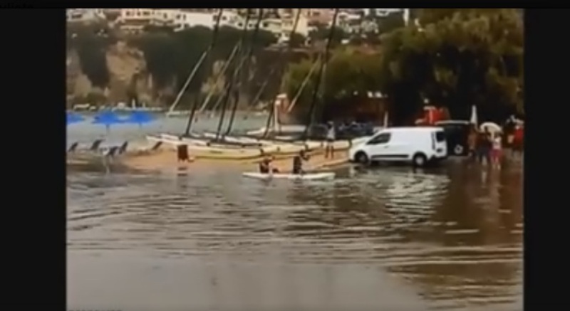 Κρήτη: Τουρίστες κάνουν κανό στον… δρόμο μετά τη θεομηνία (Video) - Media