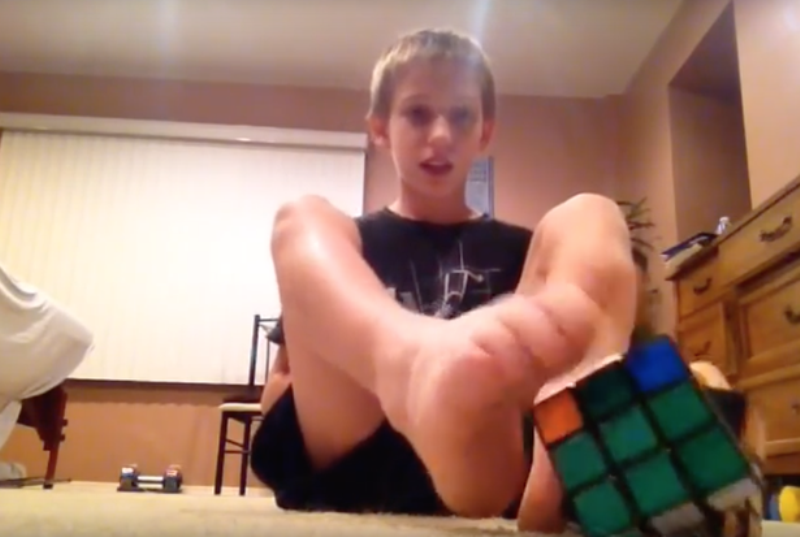 Μικρό αγόρι λύνει τον κύβο του Ρούμπικ με τα… πόδια του! (Video) - Media