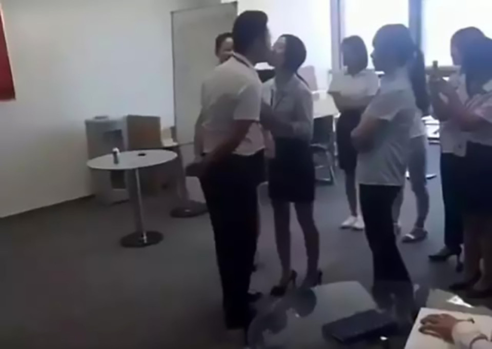 Βίντεο-σοκ: Αφεντικό υποχρεώνει τις γυναίκες υπαλλήλους του να τον φιλούν κάθε πρωί στα χείλη (Video) - Media