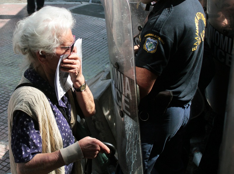 Το Ποτάμι: Κατρούγκαλος και Τσίπρας ψεκάζουν με χημικά συνταξιούχους - Media