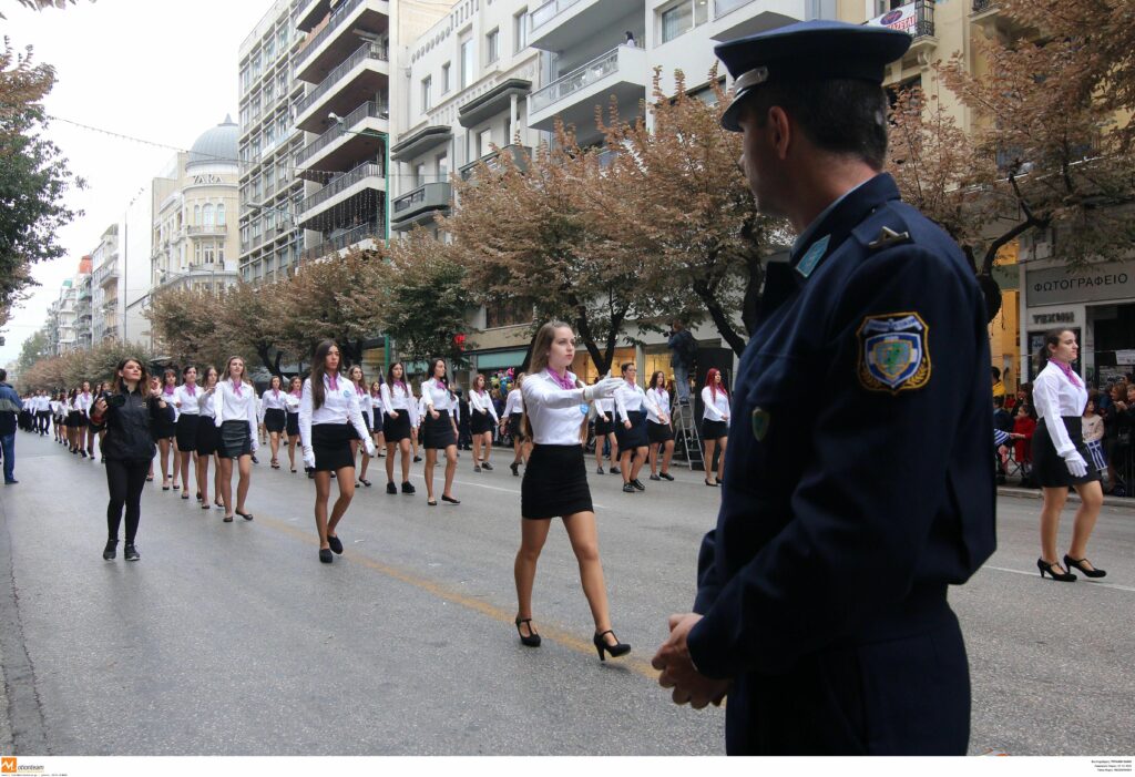 Εικόνες από την μαθητική παρέλαση στη Θεσσαλονίκη: Τα γέλια στην εξέδρα, ο σκύλος και ο μικρός τσολιάς (Photos) - Media