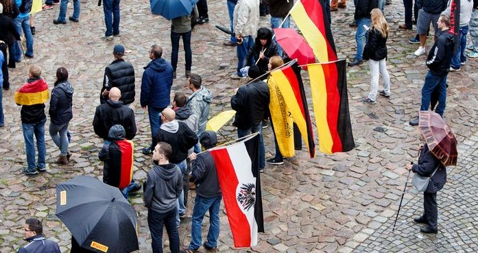 Με σημαίες και της ανατολικής Γερμανίας γιόρτασαν οι νεοναζί της Pegida τα γενέθλιά τους (Photos) - Media