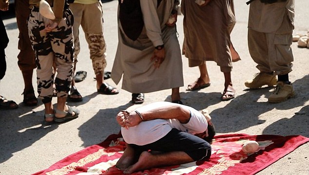 Νέες εικόνες φρίκης από τον ISIS: Σκότωσαν με λιθοβολισμό δύο «καταδικασμένους» για μοιχεία (Photos) - Media