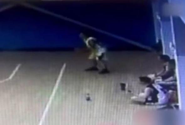 Αυτοκίνητο «εισβάλλει» σε γήπεδο μπάσκετ την ώρα του αγώνα και σκορπάει πανικό - Από καθαρή τύχη γλίτωσε παίκτης (Video) - Media