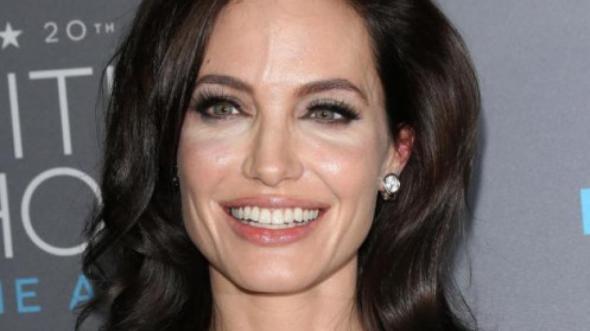 Η Τζολί ξεπερνάει το διαζύγιο με «καταφύγιο» χλιδής δίπλα στην Καρντάσιαν (Photo) - Media