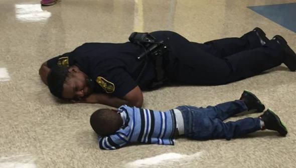 Συγκινητική φωτογραφία: Αστυνομικός καθησυχάζει αγοράκι που κλαίει (Photo) - Media