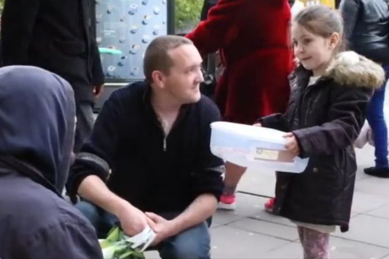 Συγκινητικό: Πεντάχρονη μοιράζει cupcakes σε αστέγους (Photos - Video) - Media