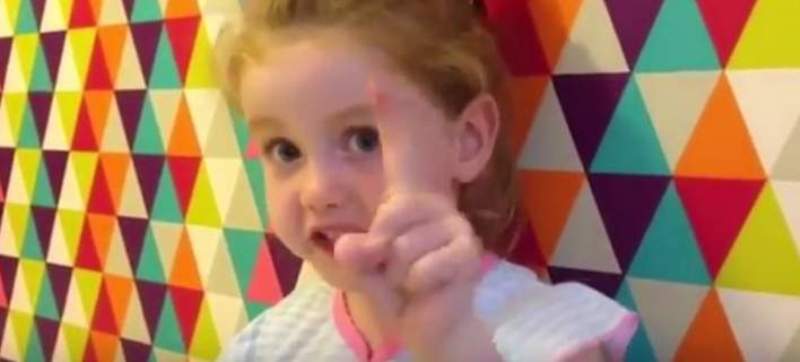 Απίστευτη 5χρονη τα «έψαλε» στην Τερέζα Μέι: Έχεις τα χρήματα, ξόδεψε μερικά και βοήθησε ανθρώπους (Video) - Media