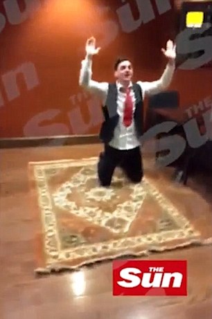 Ολυμπιονίκης του Ρίο μεθάει και χλευάζει το Ισλάμ - Κοροϊδεύει την προσευχή στο χαλί και φωνάζει για «60 παρθένες» (Video) - Media