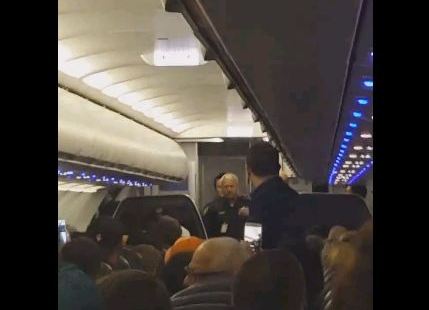 Αναστάτωση σε πτήση στις ΗΠΑ: Εκκένωση αεροπλάνου λίγο πριν την απογείωση (Video) - Media