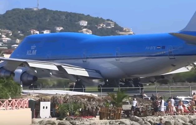 Μοναδικό βίντεο: Αεροσκάφος «εκτινάσσει» λουόμενους στη θάλασσα - Media