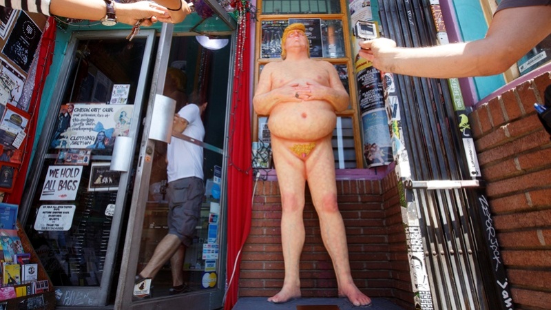 Ένα γυμνό άγαλμα του Ντόναλντ Τραμπ για σένα! - Media